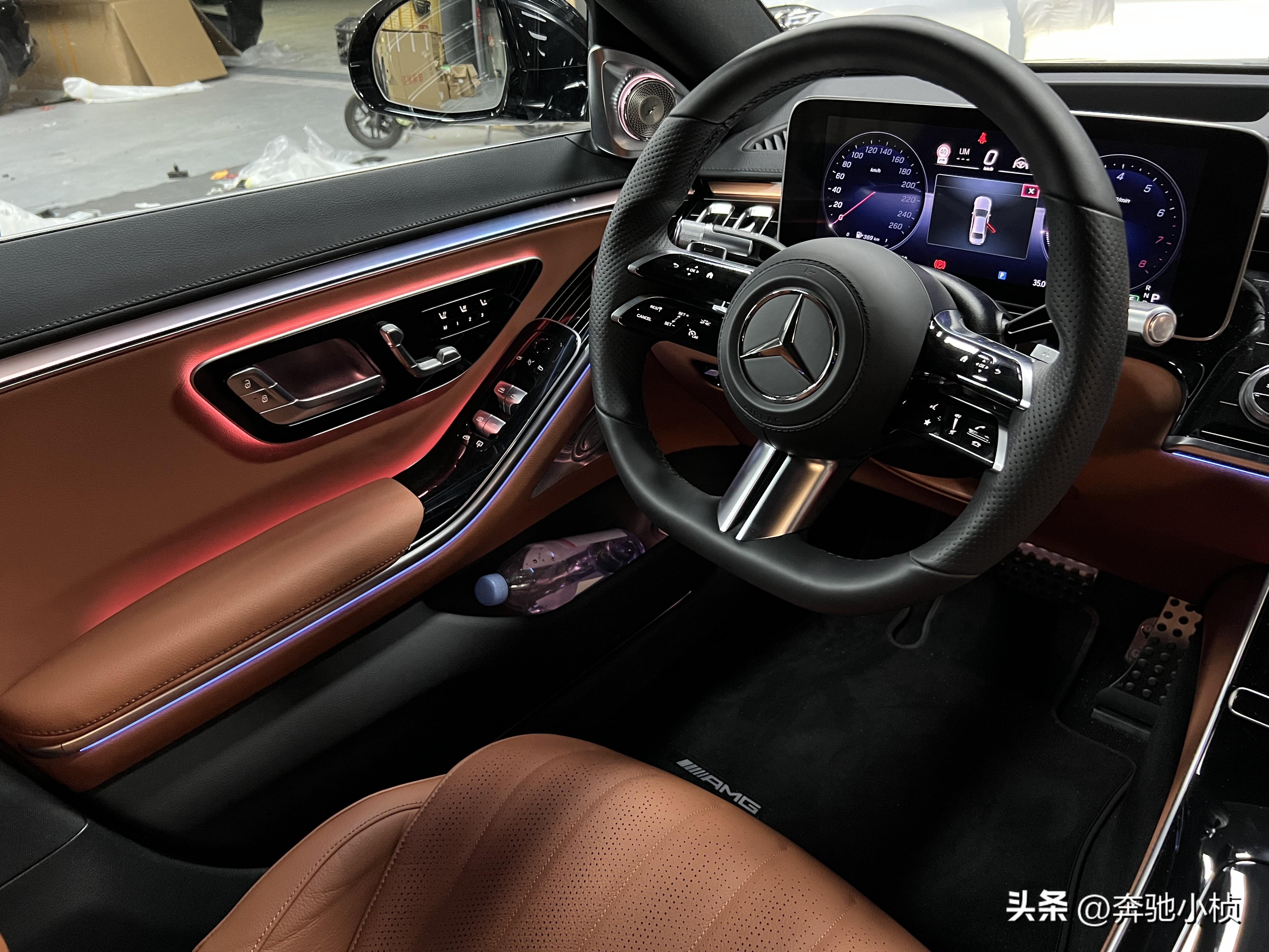 体验接近完美的汽车奢华，深圳奔驰S400改装主动式氛围灯4D氛围灯