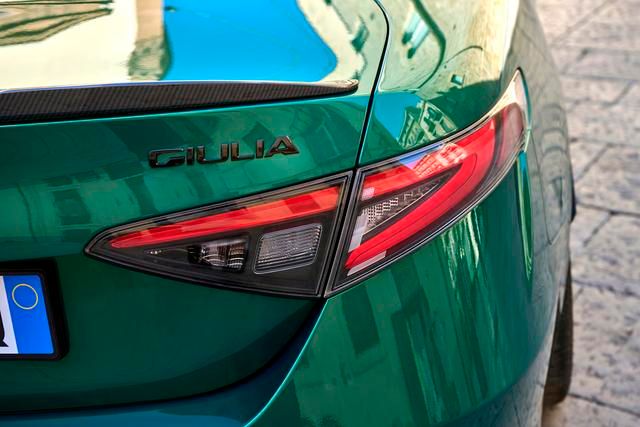 新款Giulia上市，520马力，破百3.9秒，35.98万起售，运动气息足