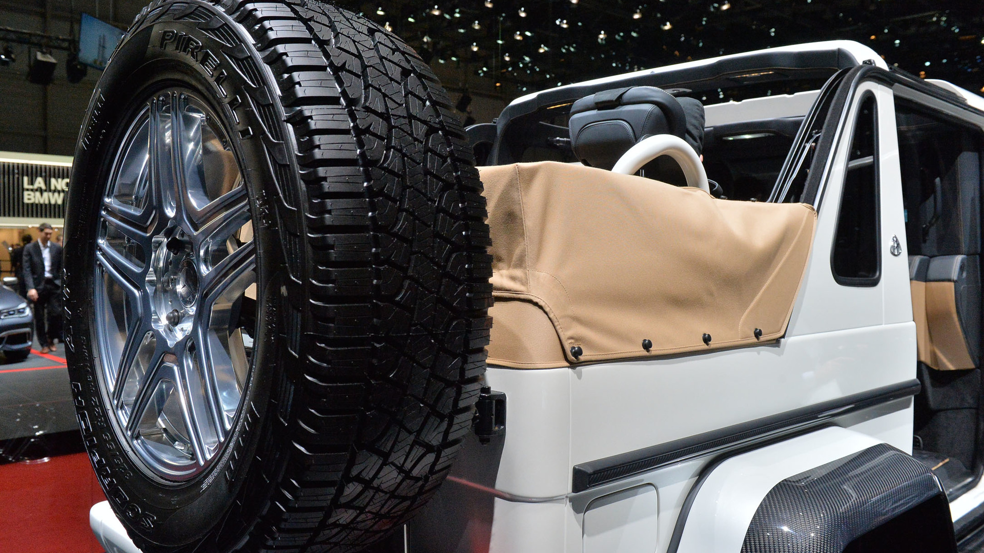迈巴赫G650 Landaulet 伪装车与电动EQG同框，敞篷大G也要出电动？