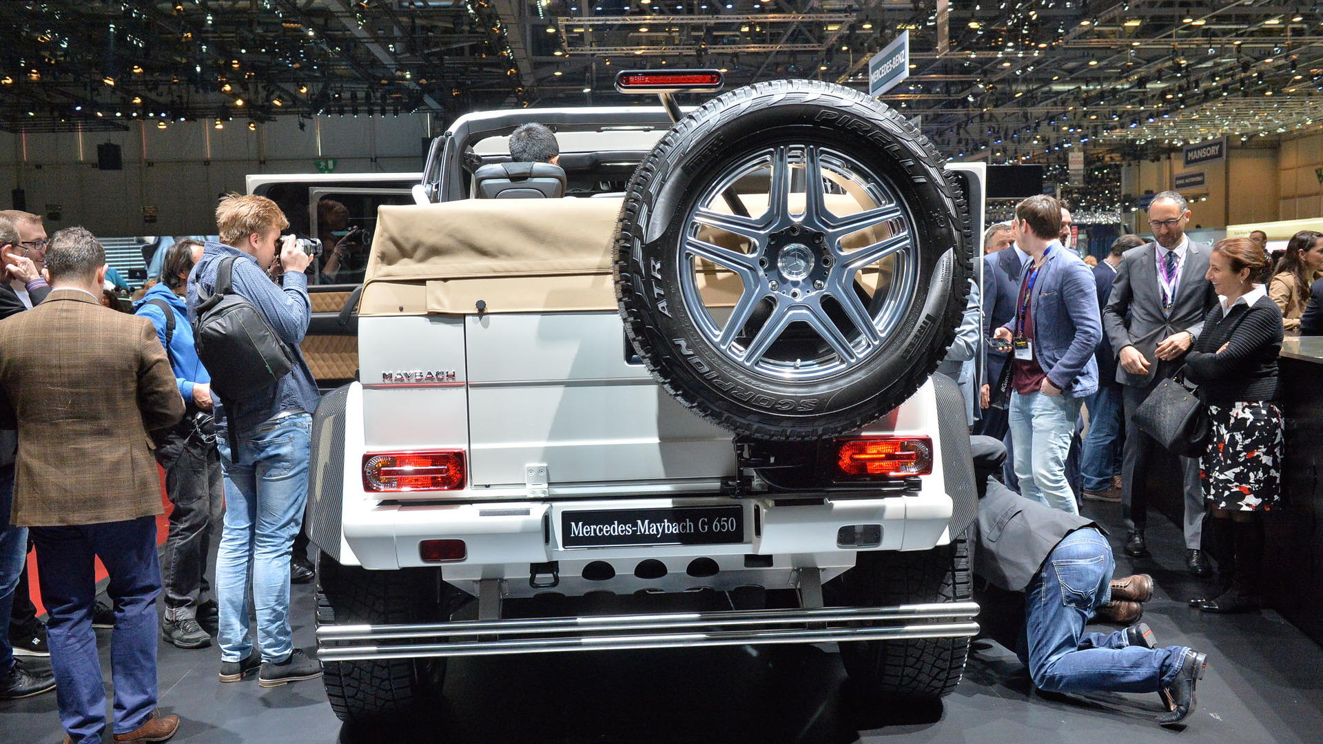 迈巴赫G650 Landaulet 伪装车与电动EQG同框，敞篷大G也要出电动？