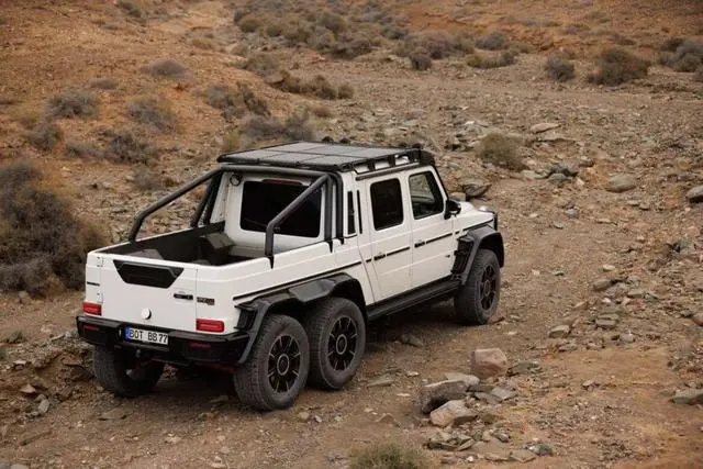 迈巴赫G650 Landaulet 伪装车与电动EQG同框，敞篷大G也要出电动？