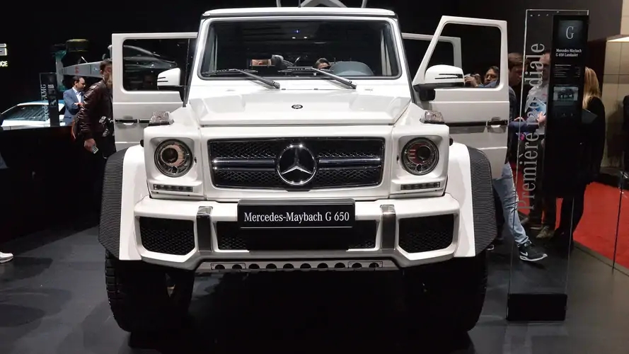 迈巴赫G650 Landaulet 伪装车与电动EQG同框，敞篷大G也要出电动？