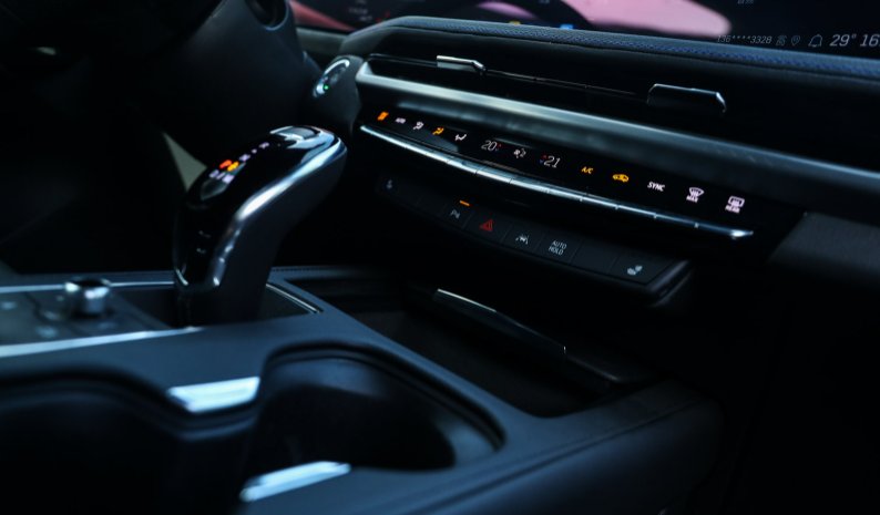 造型更动感，配33寸曲面屏，操控有惊喜！试驾新款凯迪拉克XT4