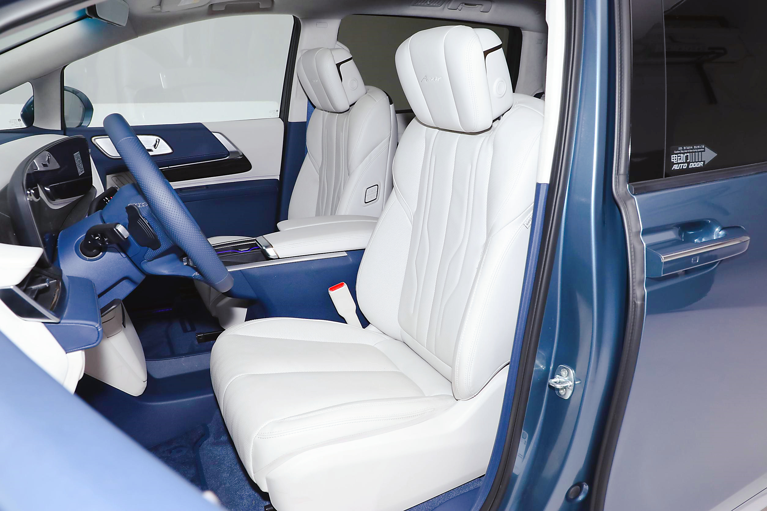 实拍新款世纪，中大型MPV，座椅布局2+2+3，蓝色内饰，售51.99万