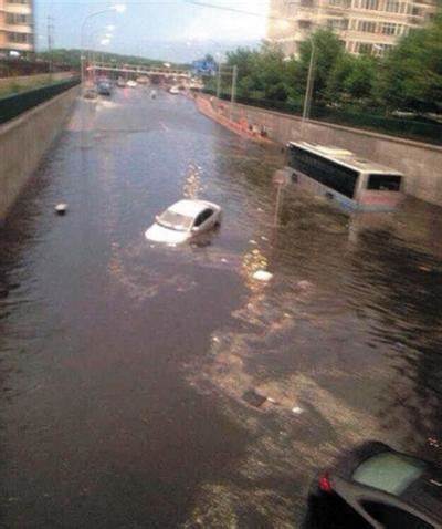 当车被暴雨淹没，保险公司应该赔偿吗？一文解析理赔政策！