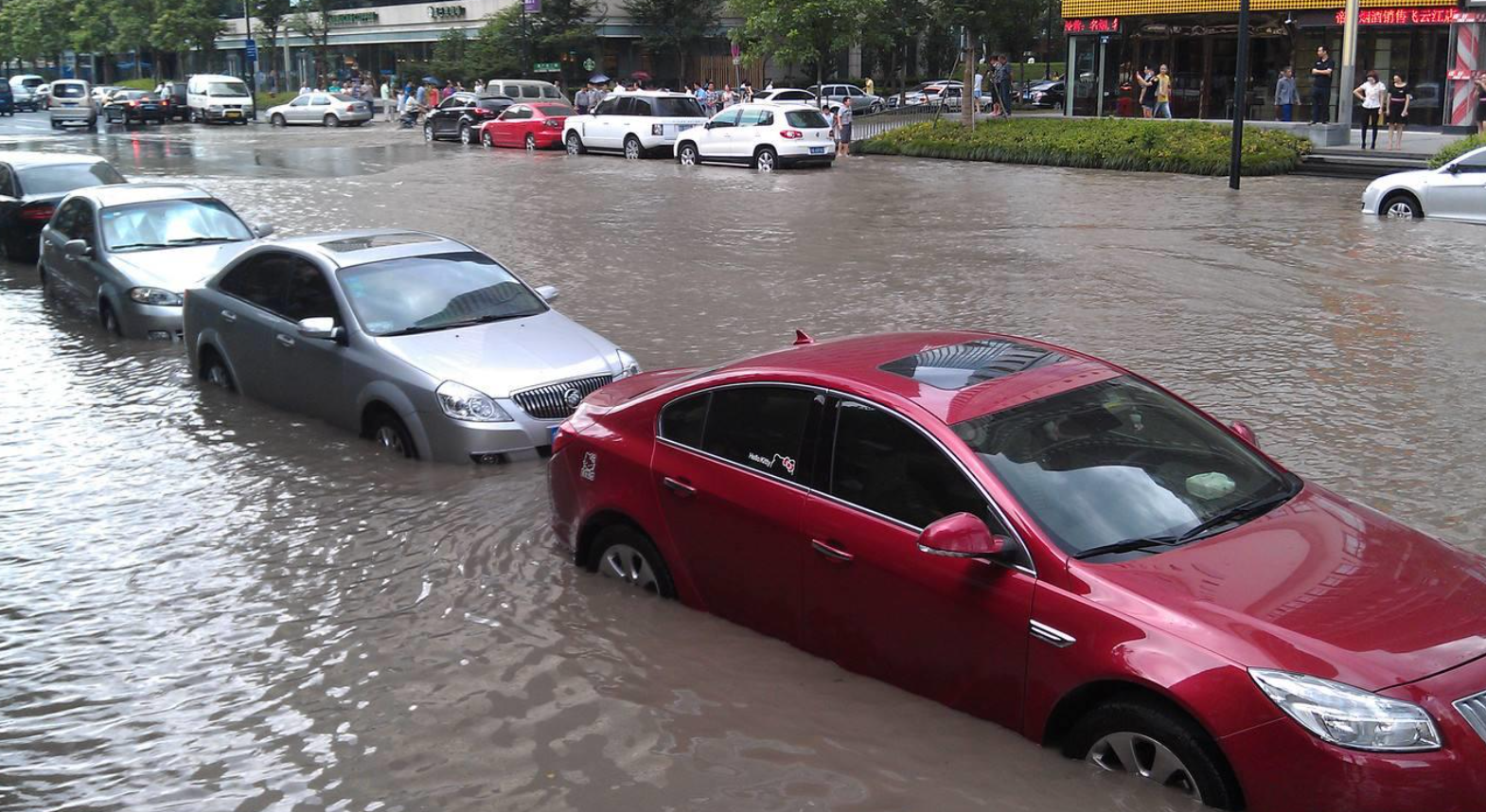 暴雨天汽車被淹，保險(xiǎn)如何理賠？這件事別做！