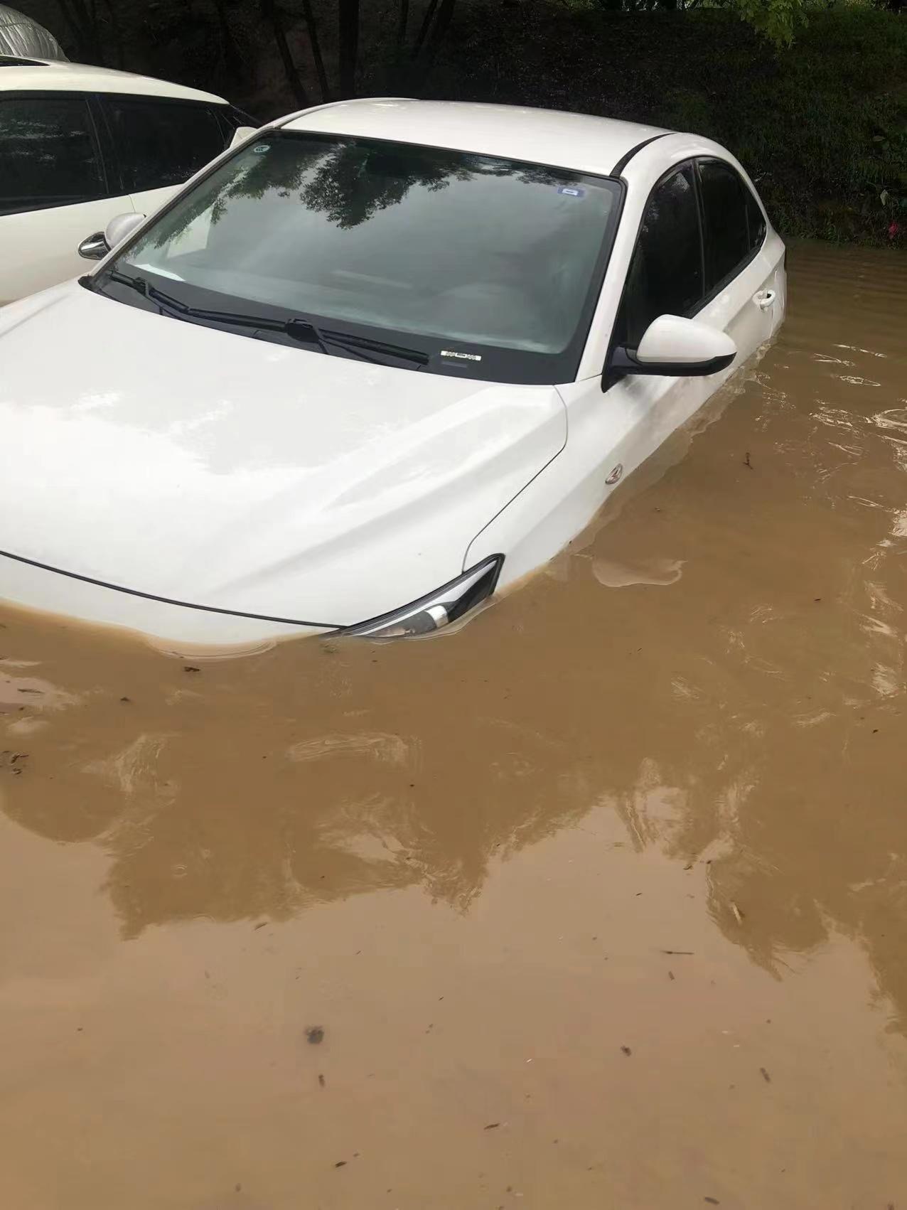 京津冀暴雨遇險車主驚魂夜：車險救援到場時間未知，被黑拖車牽引至荒郊