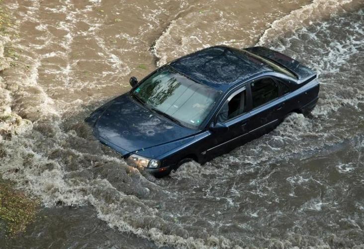 被暴雨困擾的車主，該如何將損失降到最低？