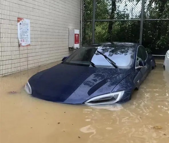 汽车被洪水冲走，保险公司赔吗？能赔多少？