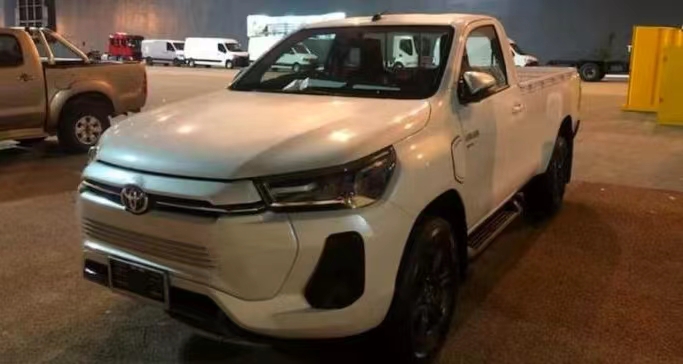 丰田Hilux电动版即将登场：简约实用的电动皮卡