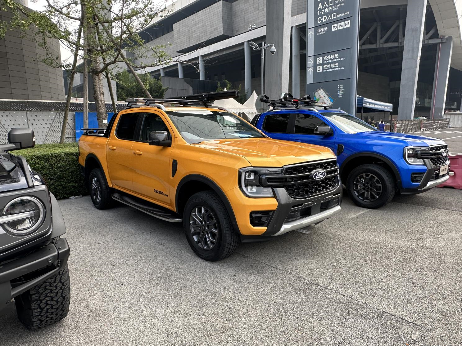 江鈴福特Ranger到達成都車展展館外，旁邊還有一臺Bronco