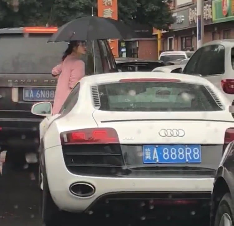 雨天偶遇一辆奥迪R8，看到女车主撑伞时，网友：要人！车要不起