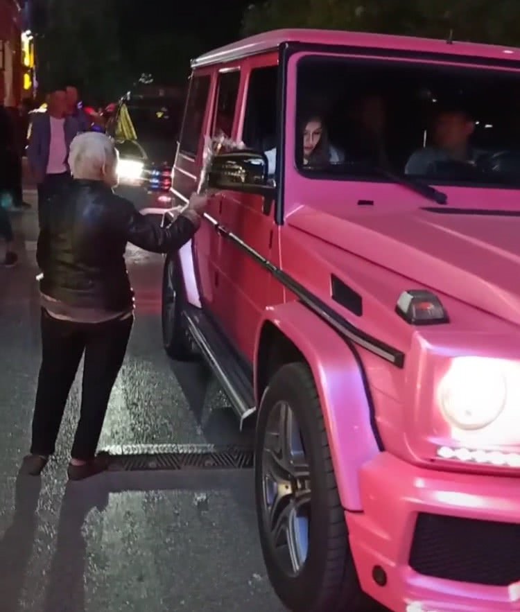 北京突现一辆粉色奔驰大G，车上女子很高冷，网友：要车不要人！