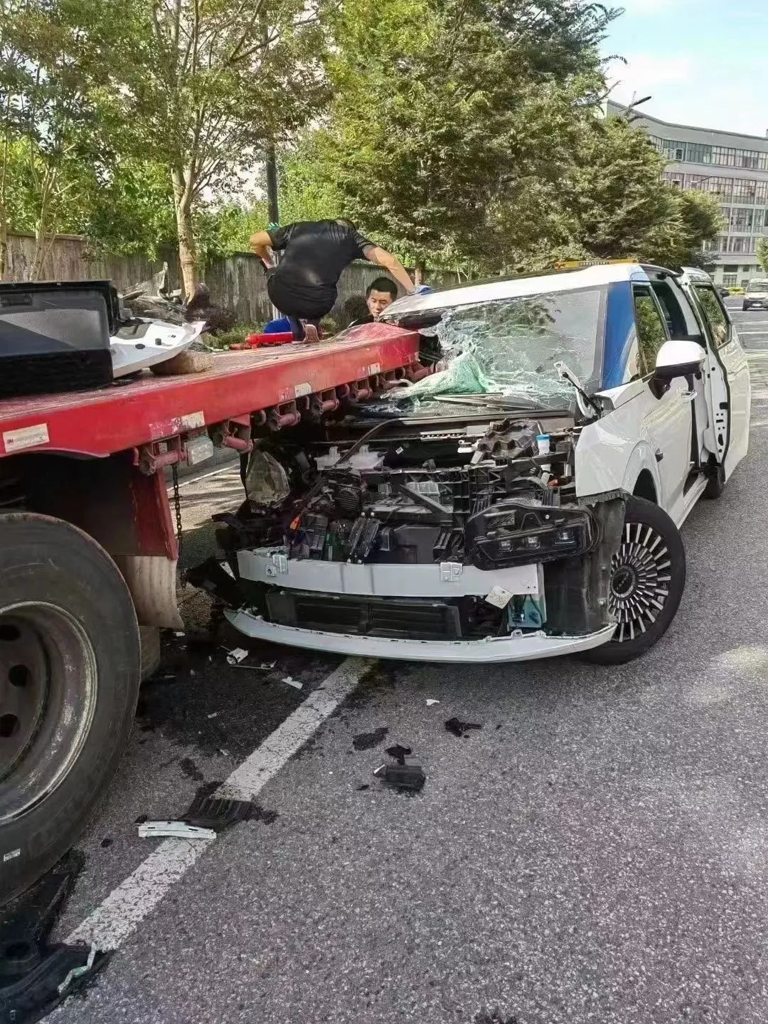 極氪009追尾大貨車，A柱干彎貨車鋼板