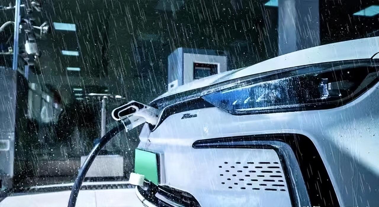 臺風(fēng)天，純電動車充電有多尷尬？