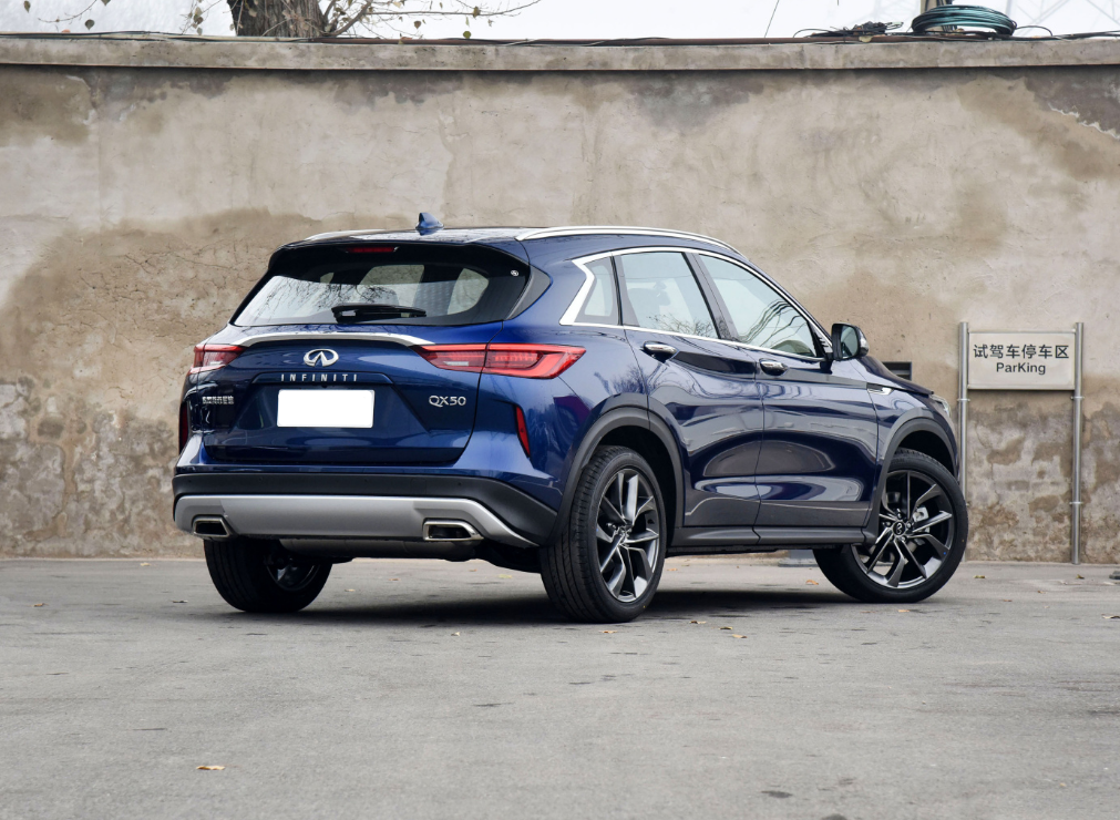 英菲尼迪QX50，车长4705mm，标配2.0T，起步245马力，降至20多万