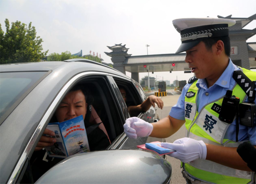 河南多地“雙節(jié)”期間輕微違停不處罰，車主：很人性化