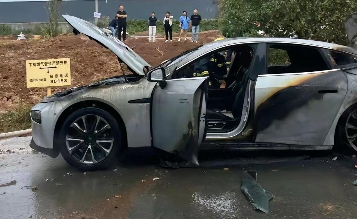 小鵬新能源汽車突然起火,原因令人意想不到