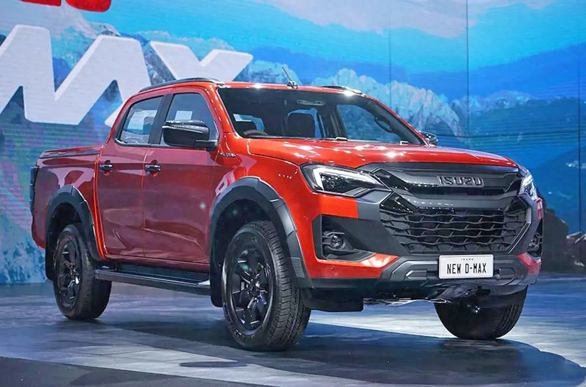 新五十鈴D-MAX實(shí)車(chē)亮相，換裝新前臉，外觀很霸氣，兩種動(dòng)力