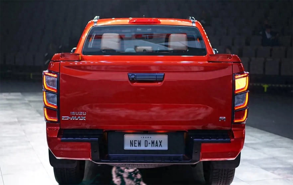 新款五十铃D-MAX实车亮相，换装新前脸，外观很霸气，两种动力