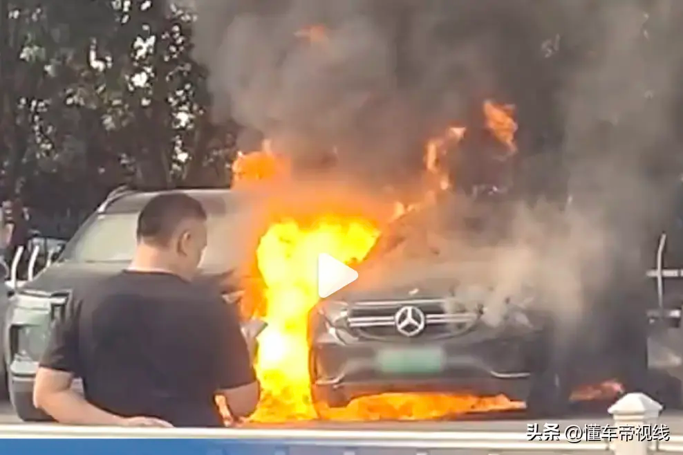 河南鄭州一款奔馳電動車起火，直接引燃旁邊理想汽車