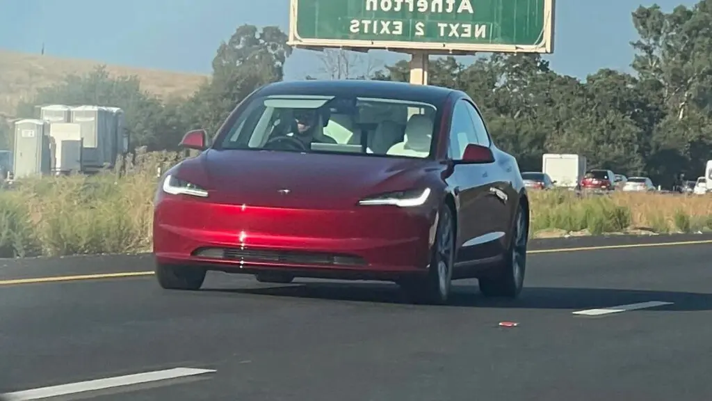 新款特斯拉Model 3亮相美國街頭