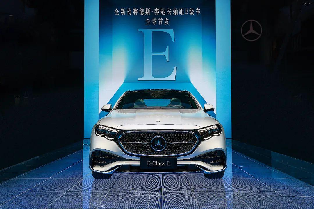 久等了！全新?lián)Q代奔馳E級長軸首發(fā)，這個造型夠驚艷嗎？