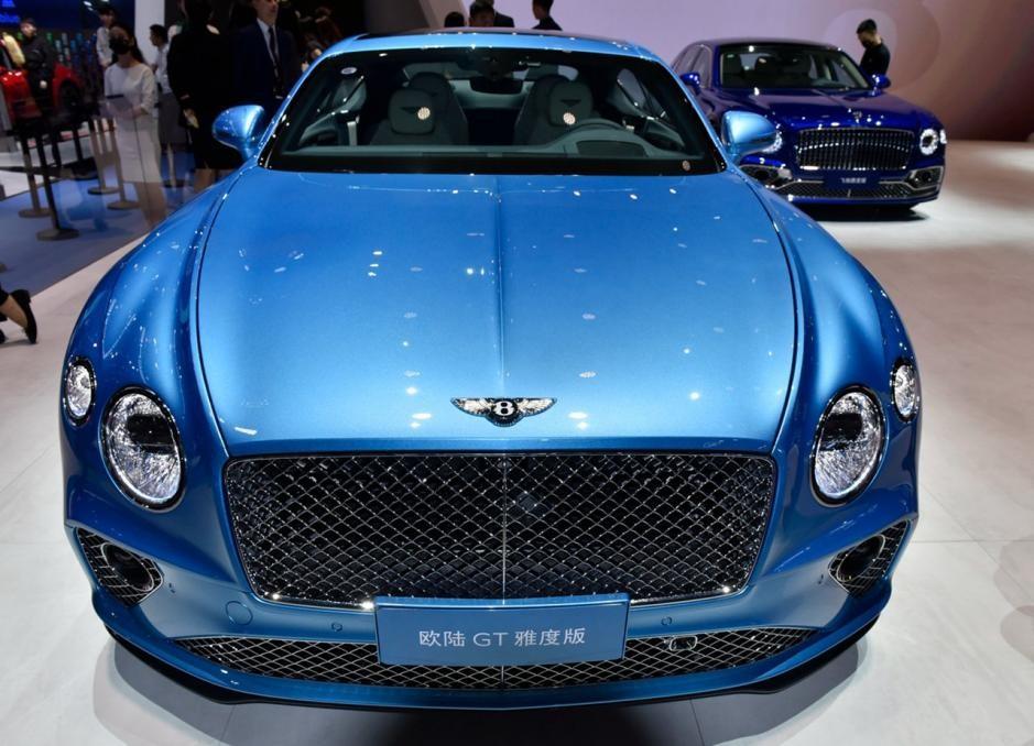 买不起但会一直关注的车型，宾利欧陆GT，一身典藏蓝低调的很夸张