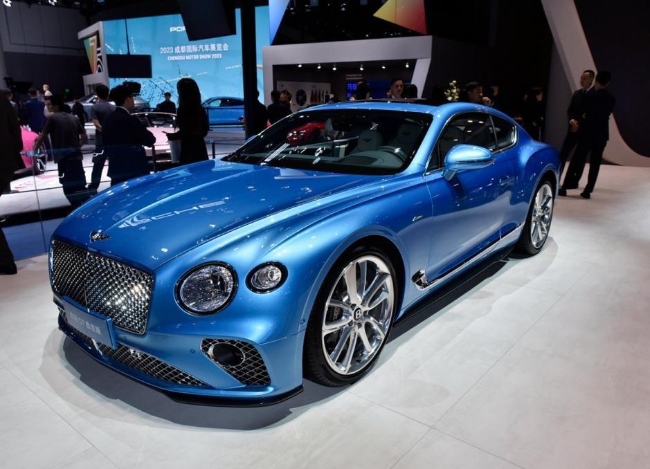 买不起但会一直关注的车型，宾利欧陆GT，一身典藏蓝低调的很夸张