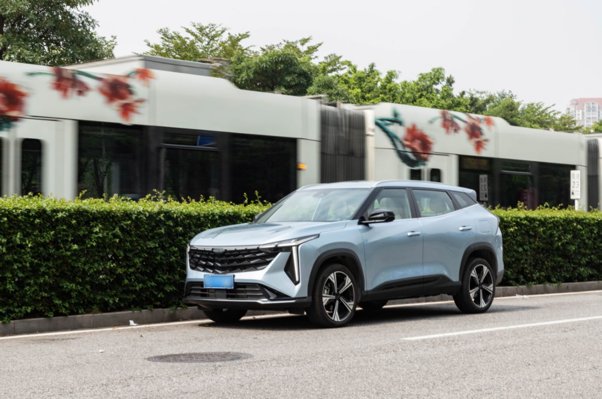 10万级SUV“三好学生”，颜值、操控、智能样样行，解读博越COOL