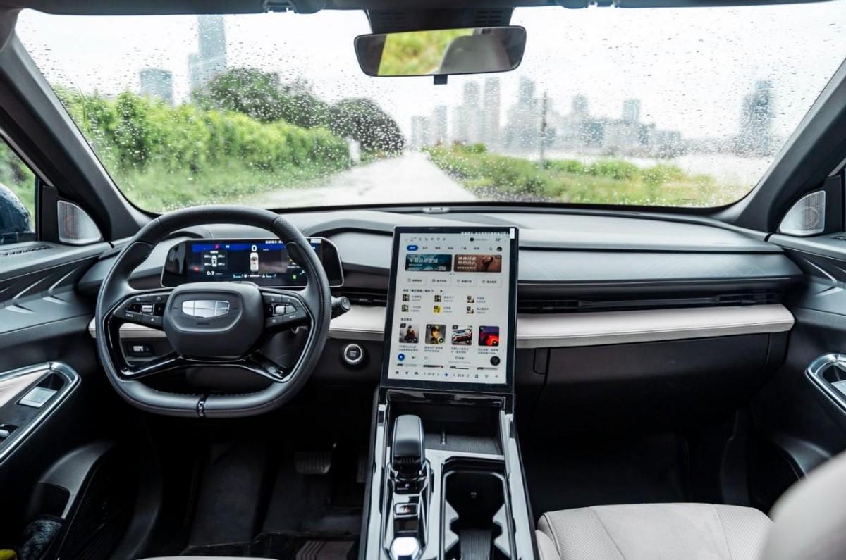 10万级SUV“三好学生”，颜值、操控、智能样样行，解读博越COOL