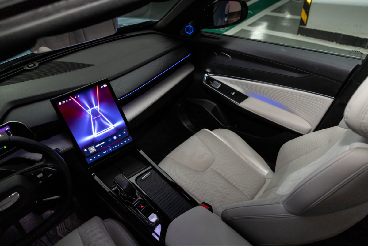 10万级SUV“三好学生”，颜值、操控、智能样样行，解读博越COOL