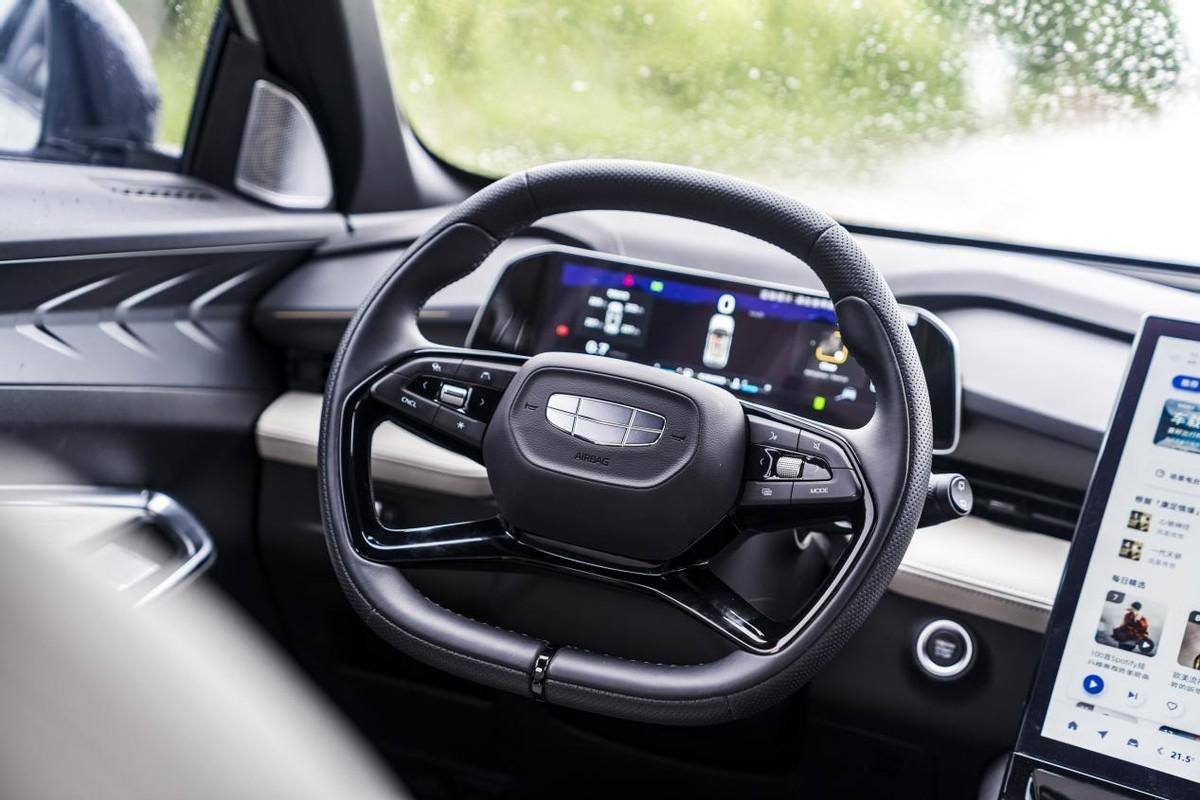 10万级SUV“三好学生”，颜值、操控、智能样样行，解读博越COOL