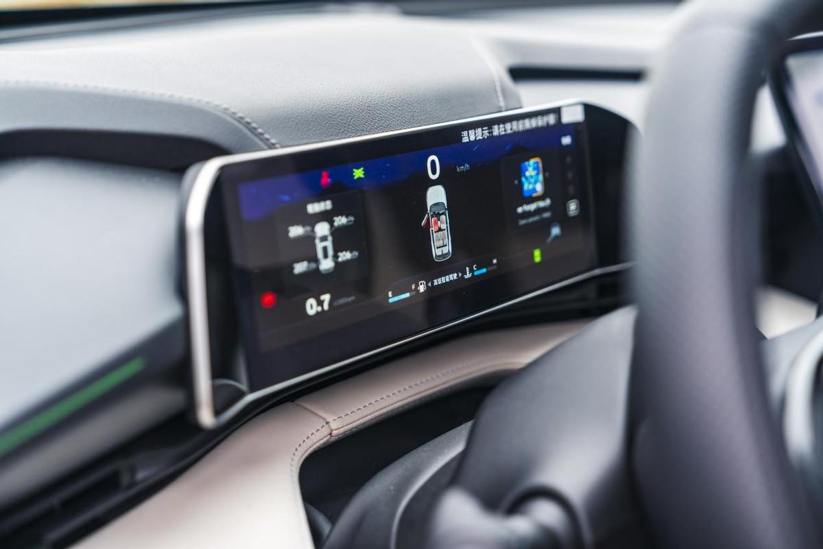 10万级SUV“三好学生”，颜值、操控、智能样样行，解读博越COOL