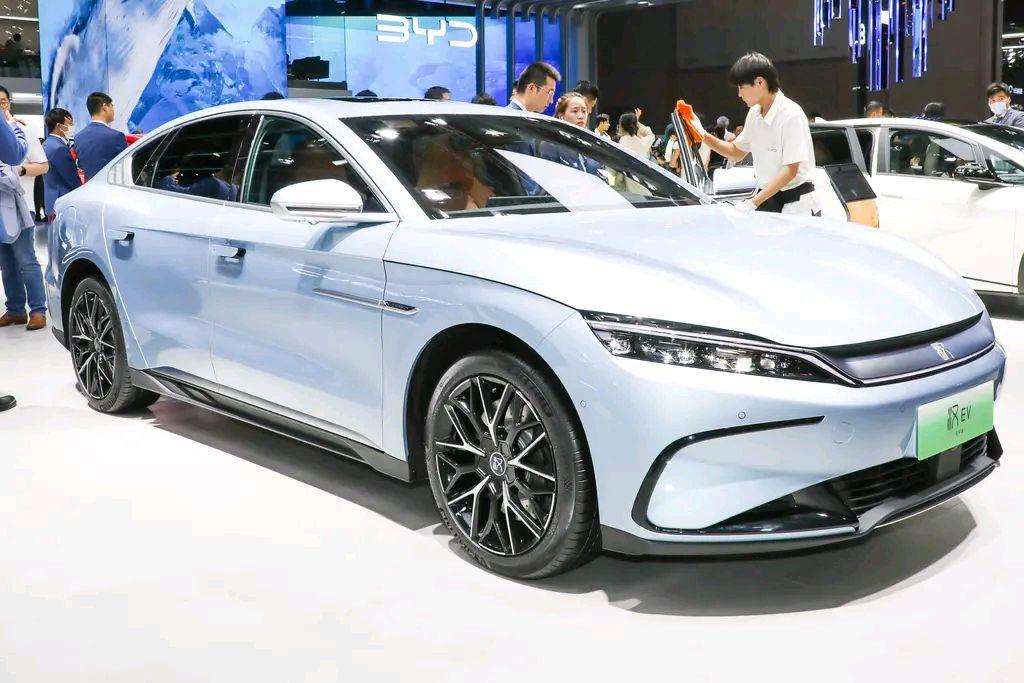 2024款欧拉闪电猫上市，全身黑化，颜值升级