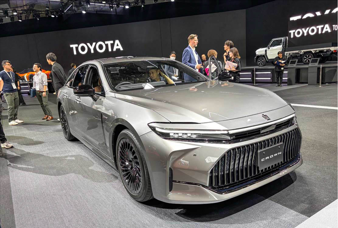 2023 丰田皇冠轿车 日本登场，可选 氢燃料电池 和 混合动力车型！