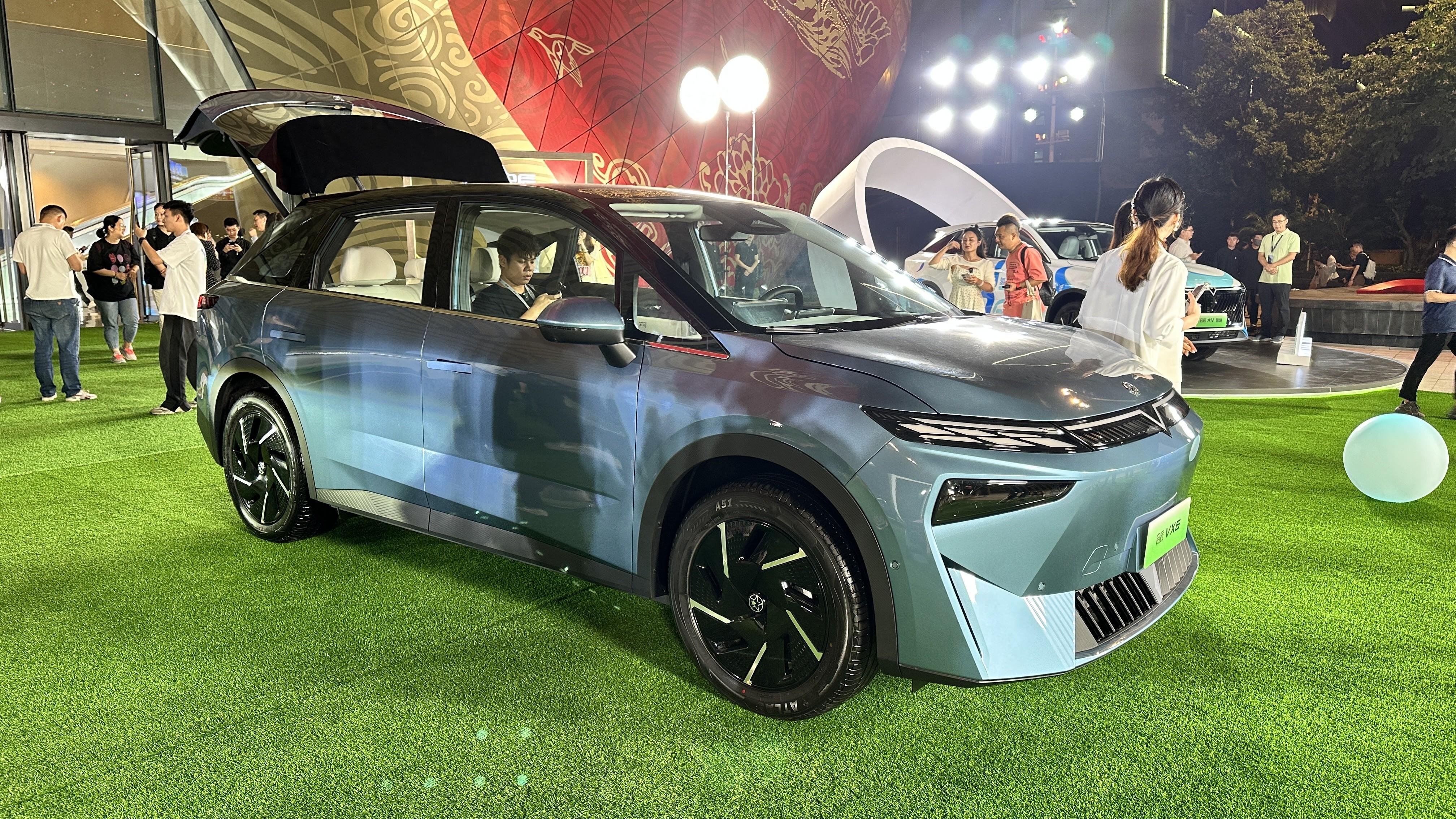 啟辰VX6對(duì)準(zhǔn)元PLUS，主打車內(nèi)一鍵變床｜千字評(píng)車