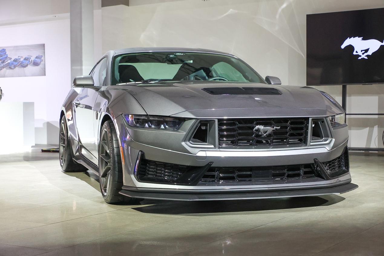 福特Mustang Dark Horse：5.0L V8加持，合法上路的性能猛兽！
