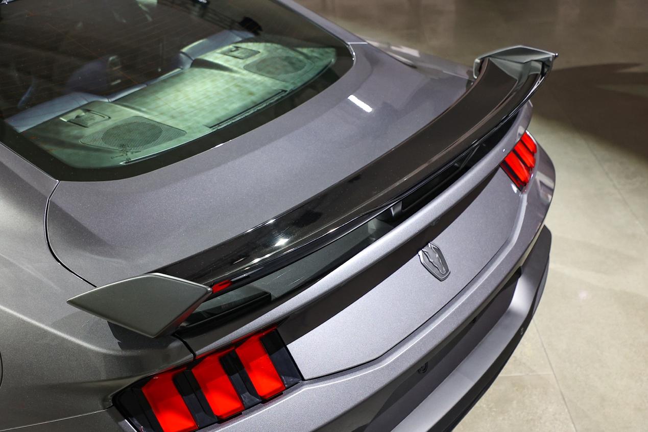 福特Mustang Dark Horse：5.0L V8加持，合法上路的性能猛兽！
