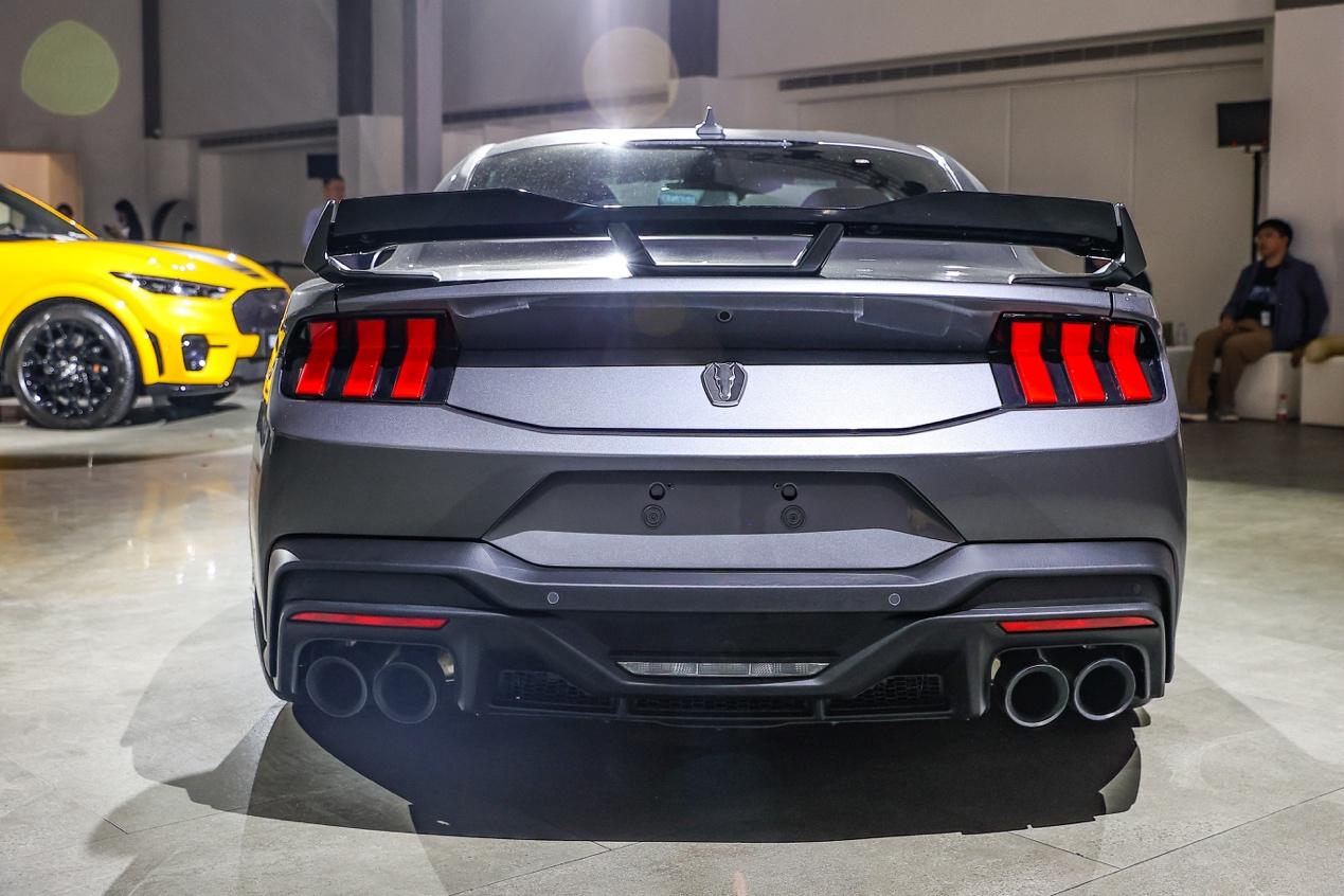 福特Mustang Dark Horse：5.0L V8加持，合法上路的性能猛兽！