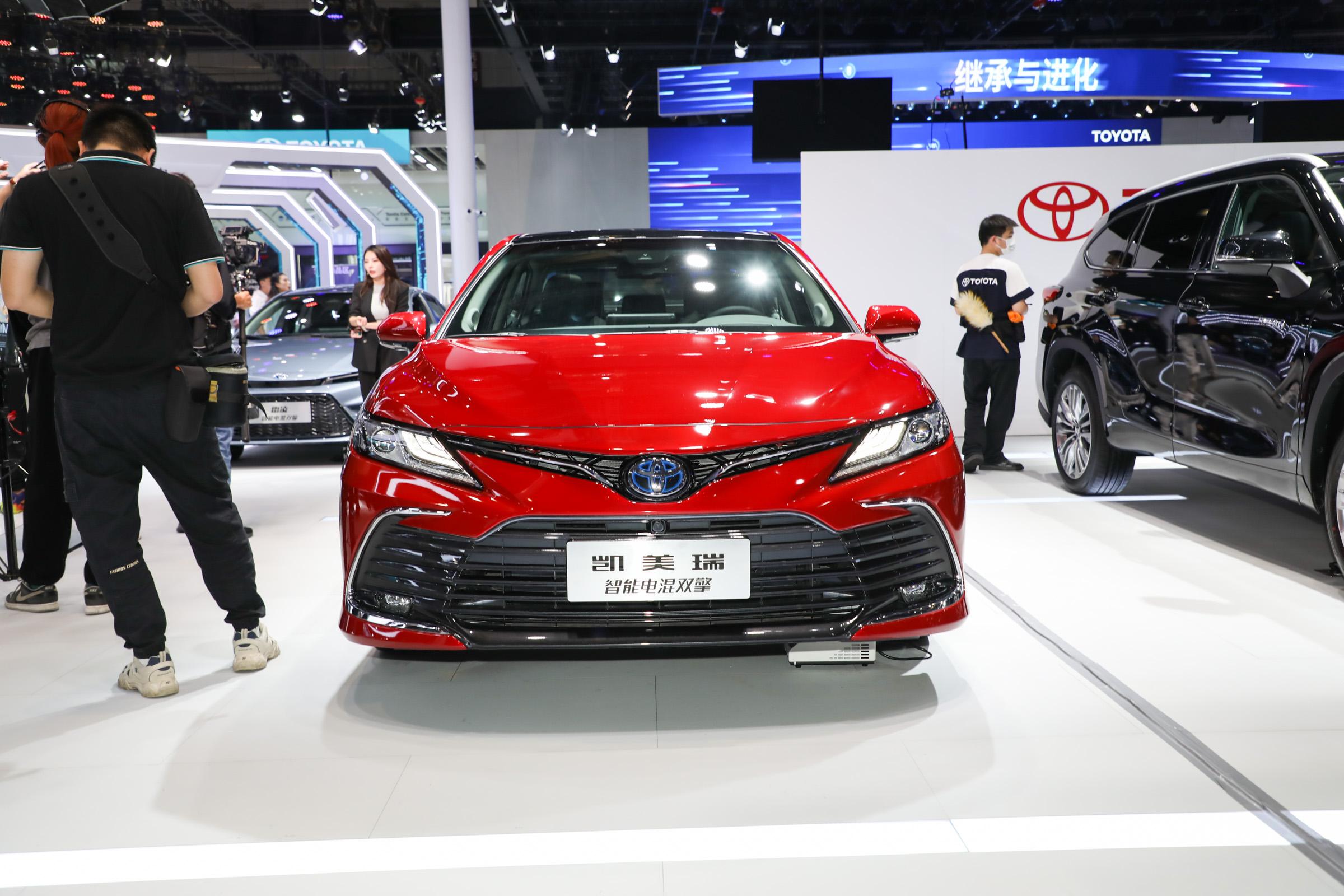 混动+四驱，全新丰田凯美瑞最新预告图发布，即将亮相广州车展