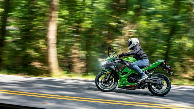 川崎Ninja 400：運動型摩托車的典范