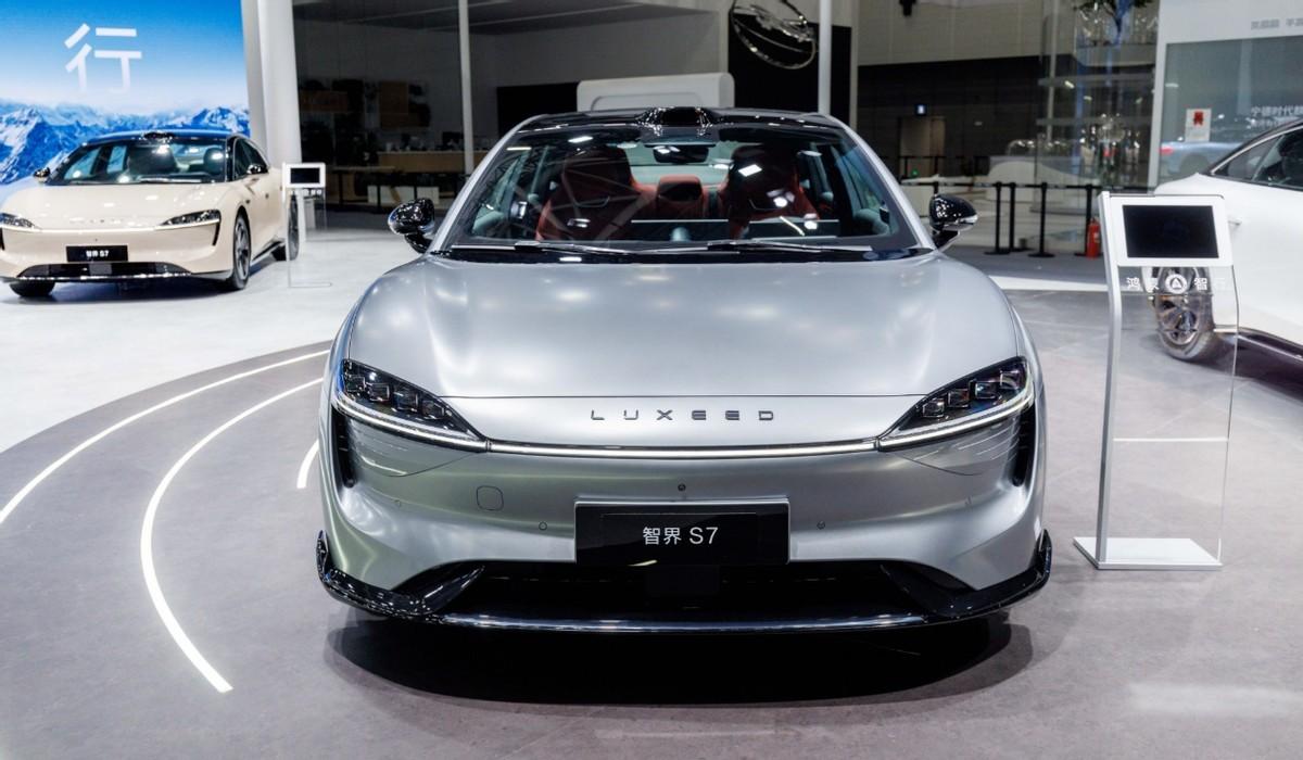 智界S7亮相广州车展探馆，轿车领域的智能顶流