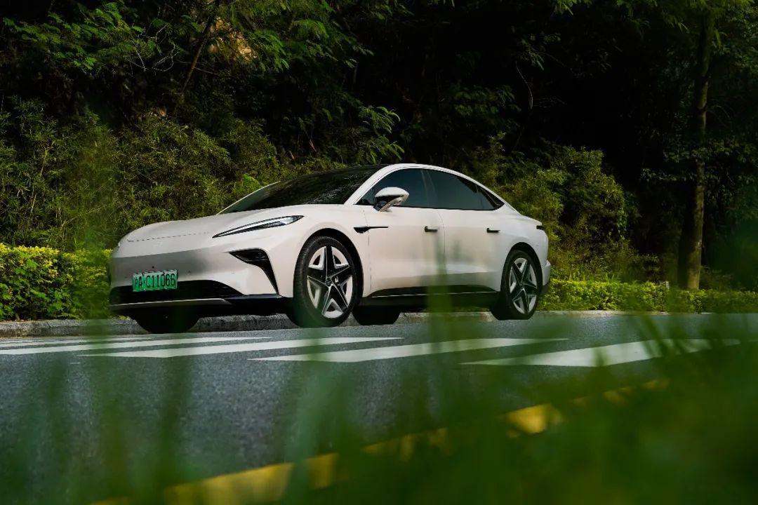試駕非凡F7：國產(chǎn)高配純電轎車，車機(jī)系統(tǒng)不夠流暢