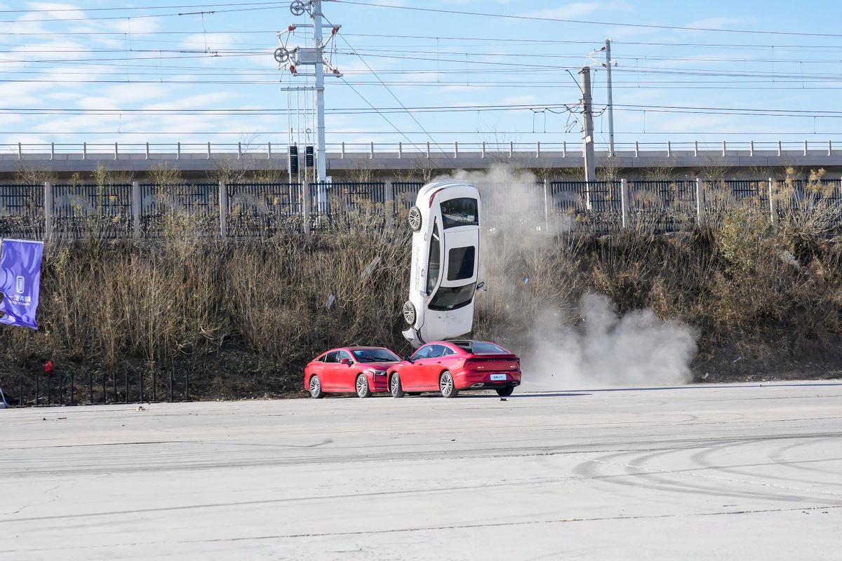 挑戰(zhàn)100km/h高速翻滾試驗(yàn)，奔騰B70的“成績(jī)單”來(lái)了