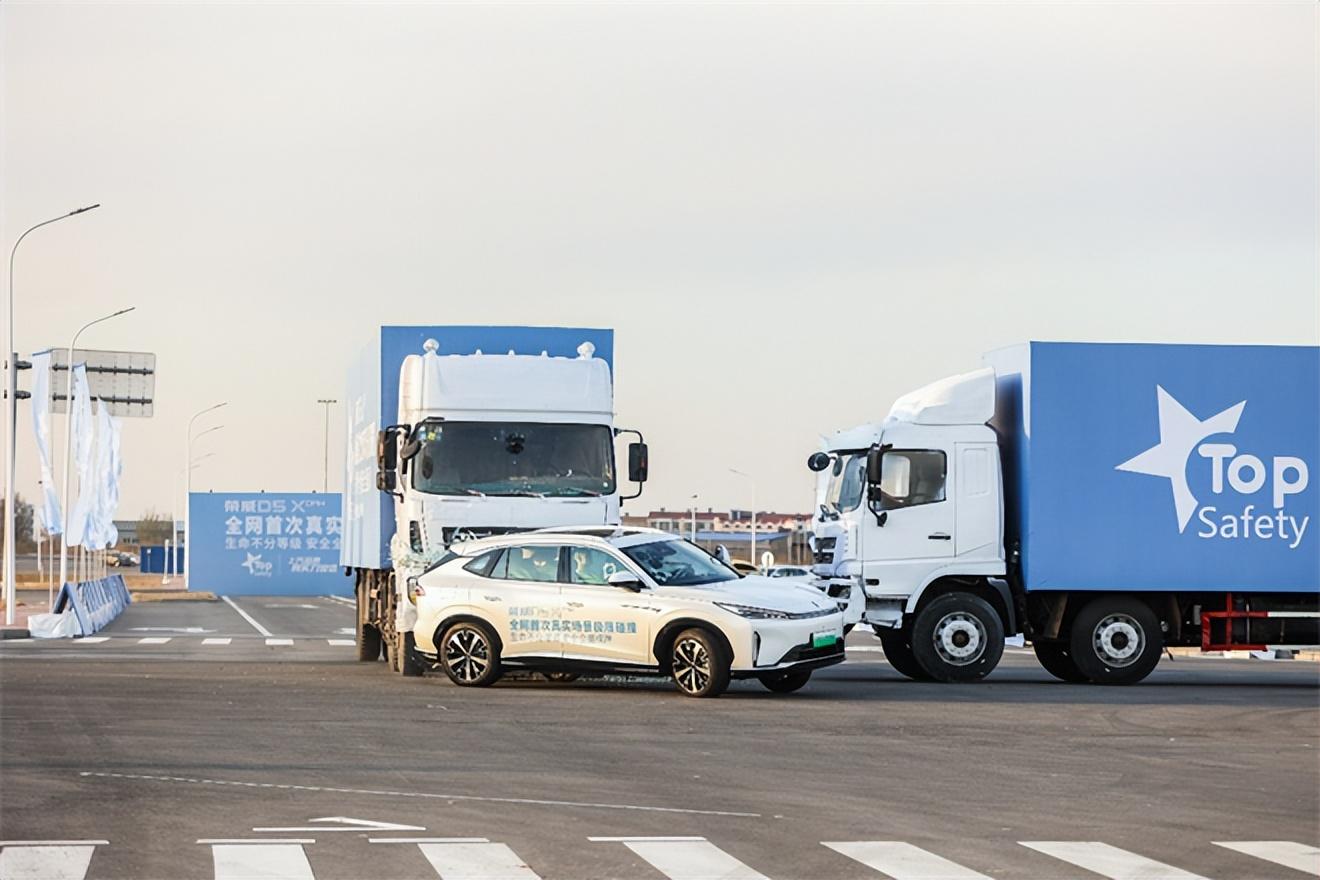 榮威D5X首次成功挑戰(zhàn)“十字路口大貨車側(cè)碰疊加追尾”極致碰撞