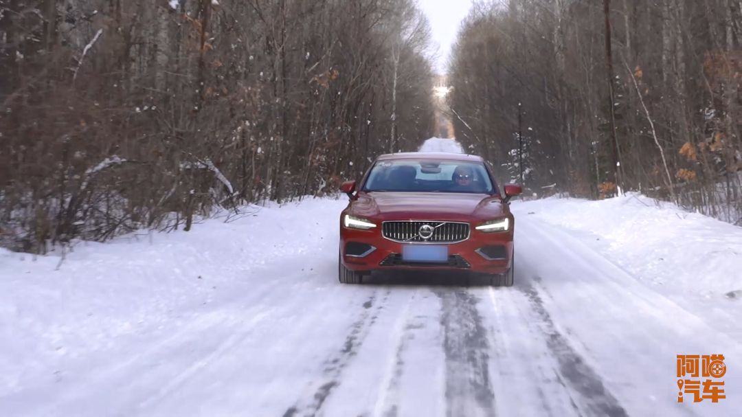 冰天雪地开车，如何保证行车安全？喵哥开沃尔沃S60亲自教你