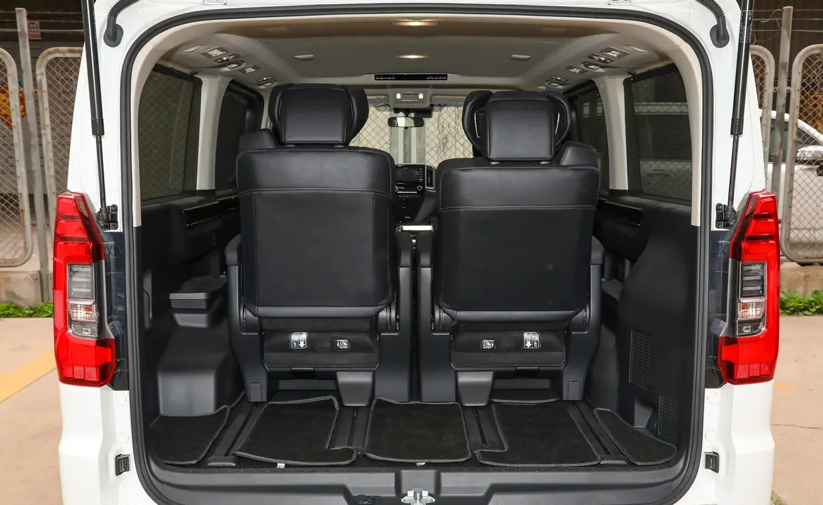 丰田萨尔法豪华版面包车：空间更宽敞，乘坐品质欠佳？