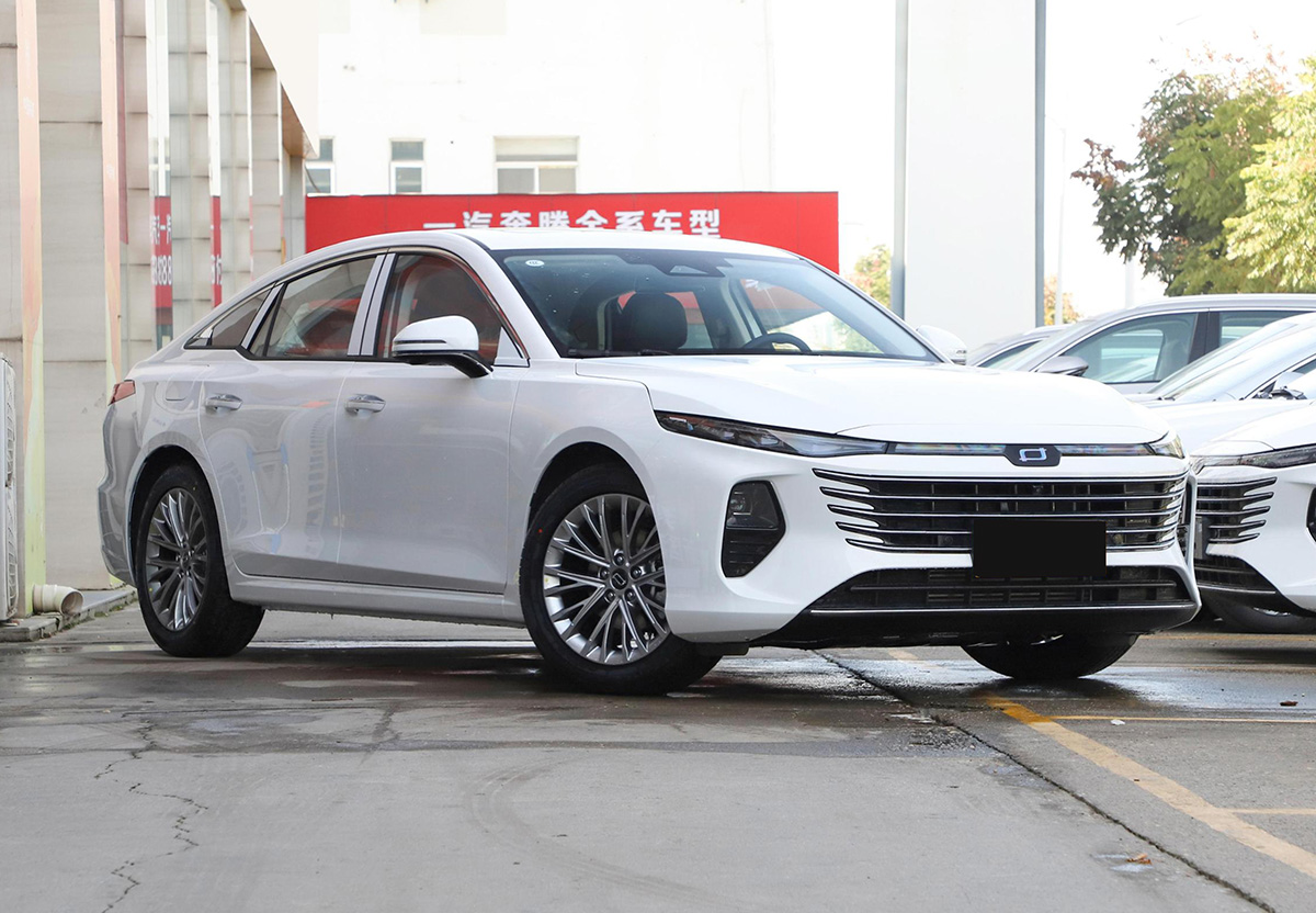 新款奔騰B70上市，車身加長45mm，搭載2.0T動力