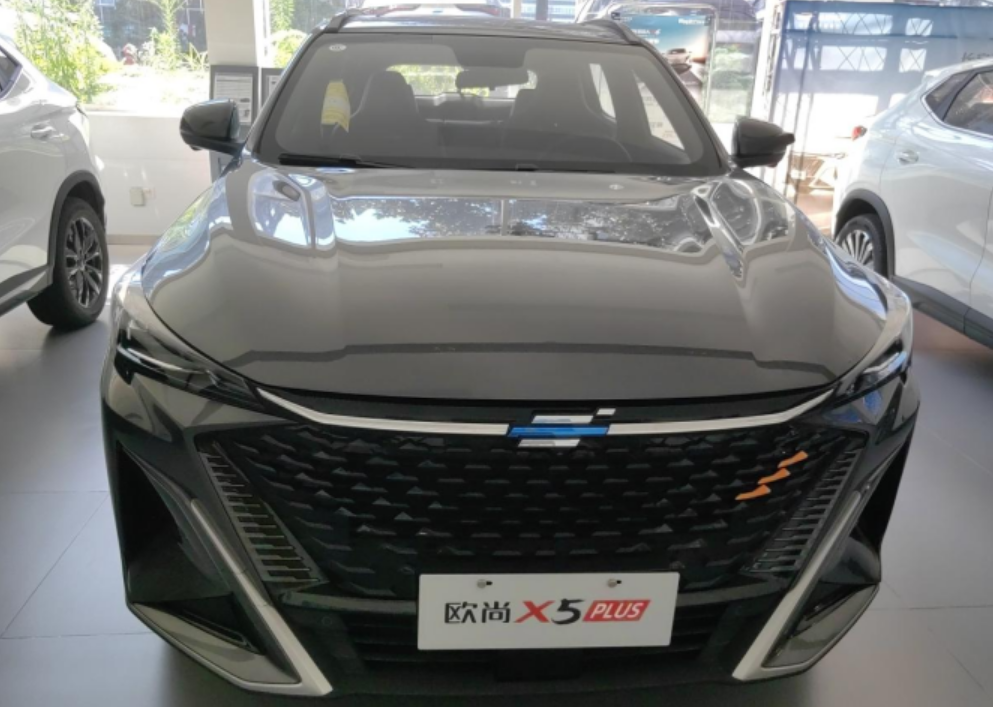 歐尚X5 PLUS，標(biāo)配1.5T發(fā)動(dòng)機(jī)，提供場(chǎng)外語(yǔ)音功能！